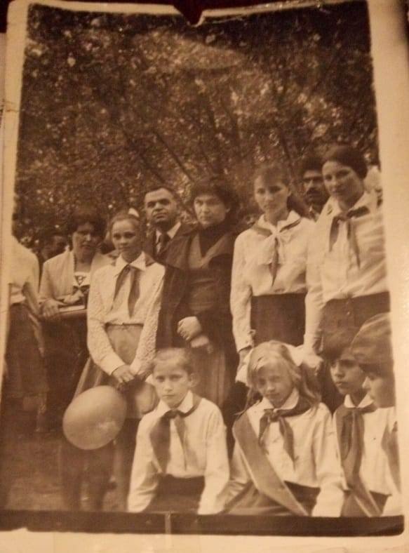 1977 წლის 9 მაისი, სოფ. ზაგრიზოვო. დავით რობაქიძე, სკოლის დირექტორ, მარია გორენკოსთან ერთად