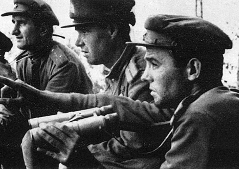 ბატალიონის მეთაური 297-ე მსროლელ პოლკში, კაპიტანი გუბკინი (მარჯვნივ), რომლის ბატალიონმაც პირველმა გადაკვეთა გერმანიის საზღვარი აღმ. პრუსიაში, 1944 წლის 17 აგვისტოს